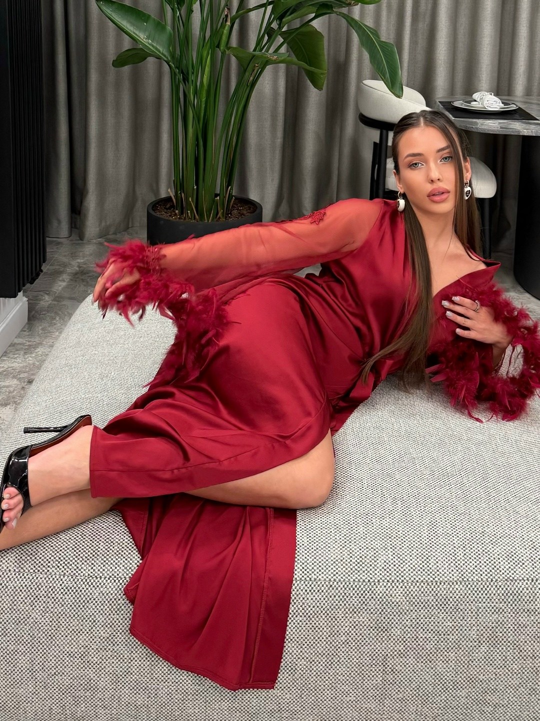 халат с перьями,халат женский шелковый,длинный халат с перьями,шелковый халат,халат женский