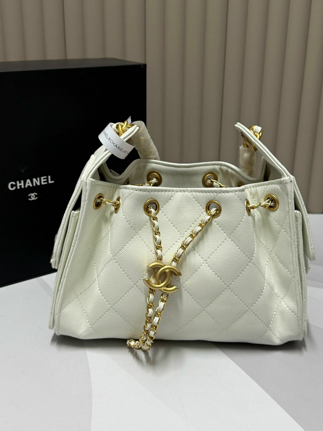 сумка женская шанель стеганая ковша цепь chanel,сумка chanel,chanel белая кожаная сумка через плечо для женщин,белая кожаная сумка chanel 25 small,chanel белая кожаная сумка через плечо