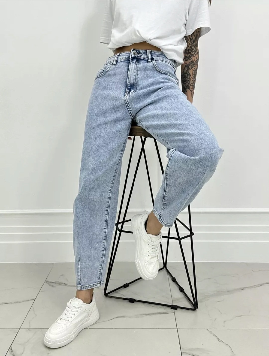 модные образы с джинсами,образ с серыми джинсами,одежда кэжуал,стиле кэжуал