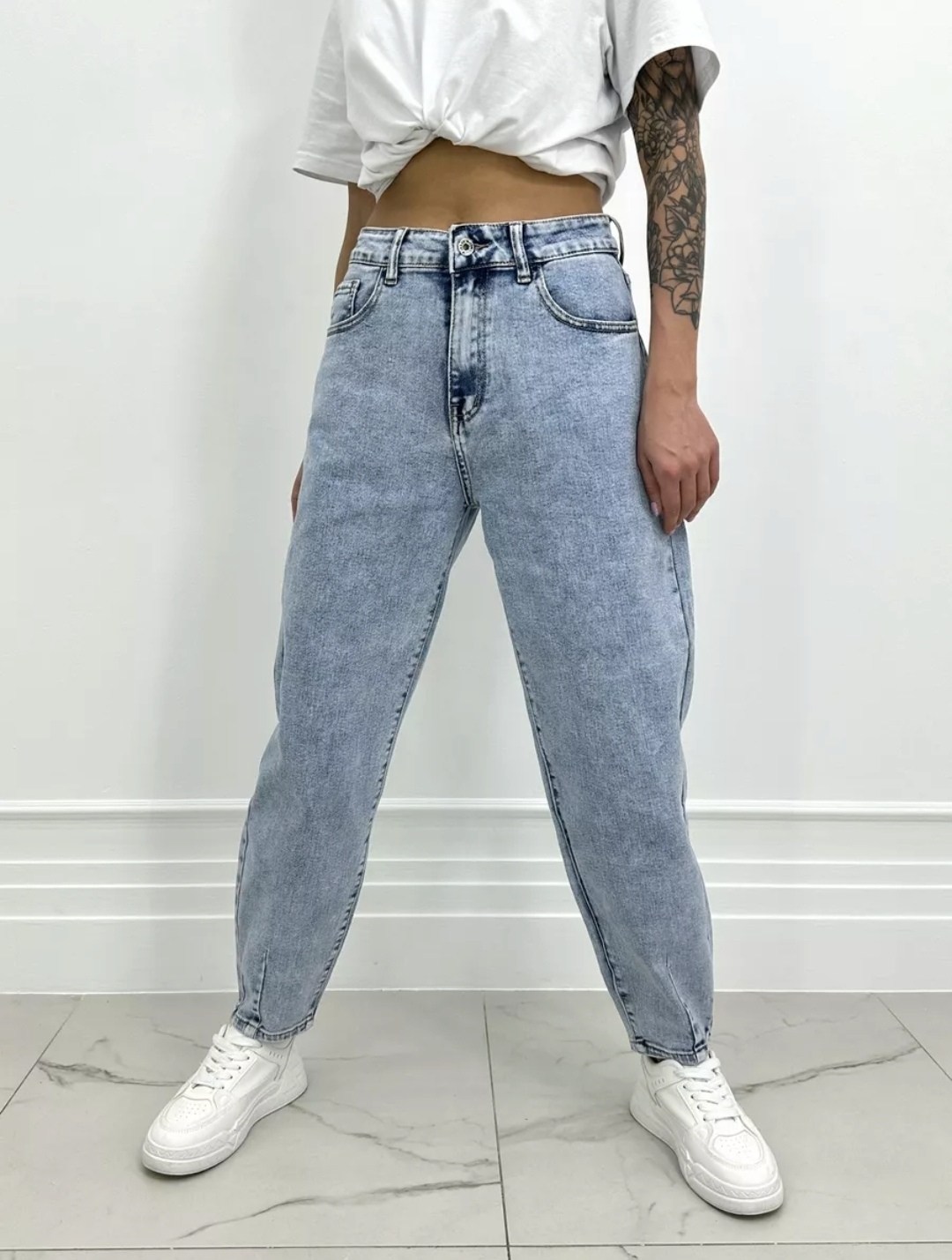 модные образы с джинсами,образ с серыми джинсами,одежда кэжуал,стиле кэжуал