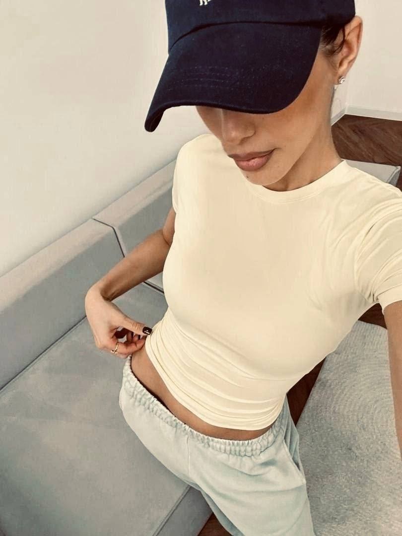 красивые девушки в розовых футболках,футболки женская,футболка розовая женская,кроп-топ bellet облегающий розовый,кроп топ женский