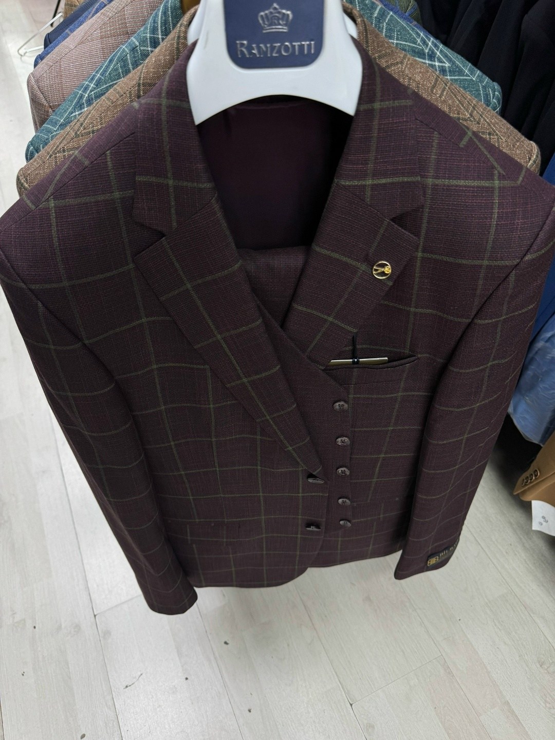 костюм тройка мужской,костюм тройка,костюм тройка мужской бордовый,стильные костюмы,костюм тройка бордовый