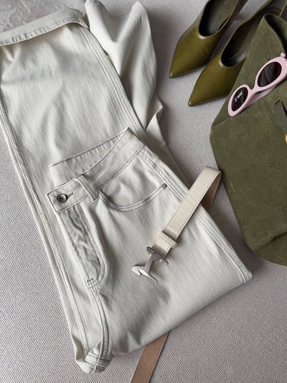 женские джинсы с ремнем,женские джинсы,джинсы женские широкие,джинсы стиль,белые джинсы