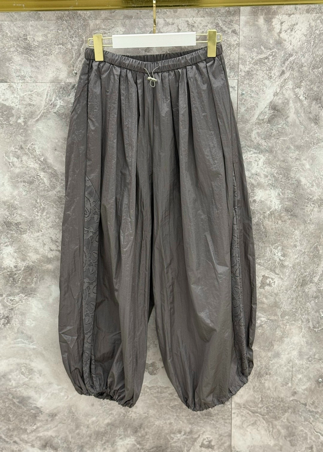 брюки с широкими штанинами,брюки классические,спортивные брюки,широкие штаны,широкие брюки