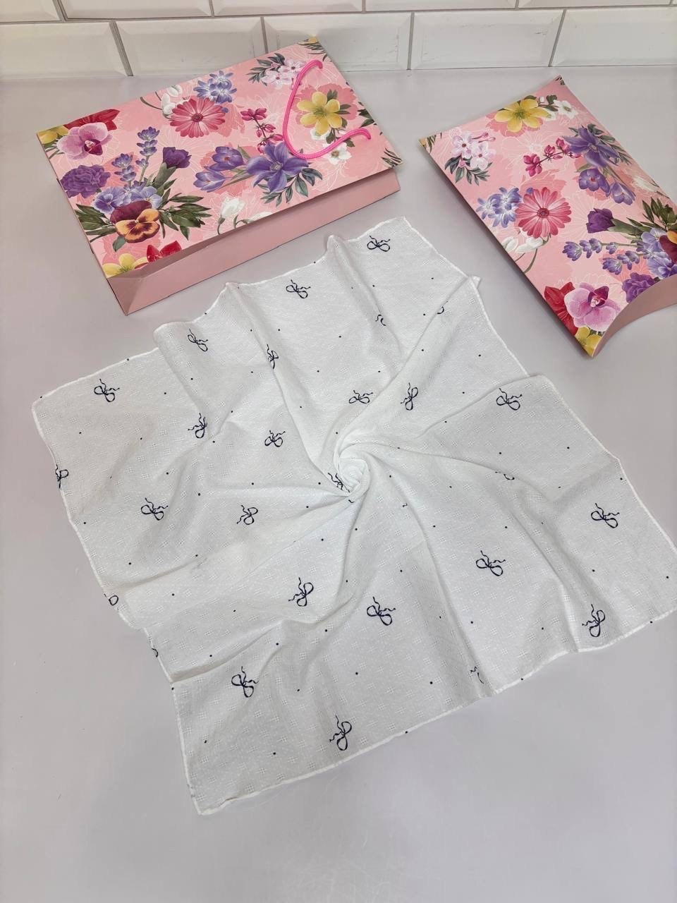 шарфы и платки,женские платки,платки хлопок,платок белый,платок с принтом