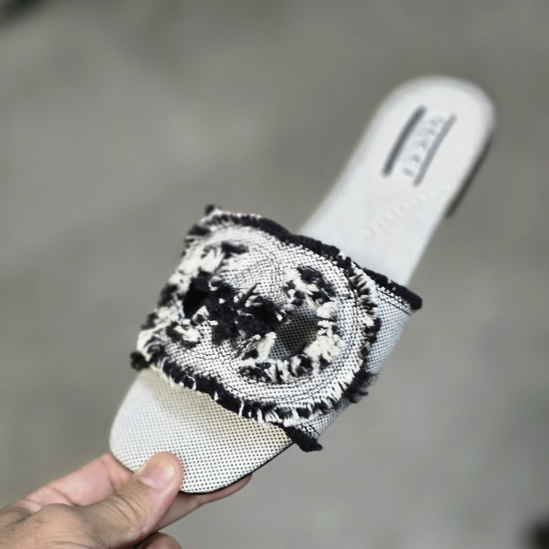 женские шлепанцы,,модные шлепанцы,шлепки фенди женские,босоножки классические