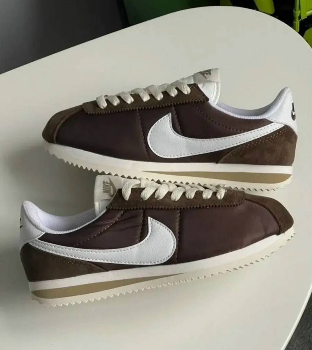 тренч с кроссовками,модный стиль,мода стиль,тренч