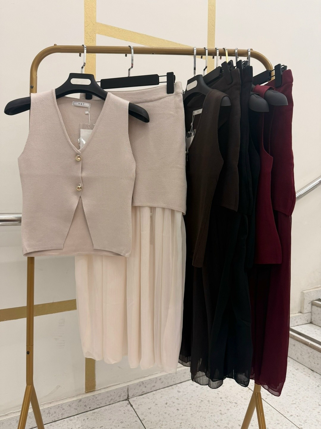 костюм с плиссированной юбкой,вечерний костюм с юбкой,жилет и юбка,женские наряды,женский костюм с плиссированной юбкой