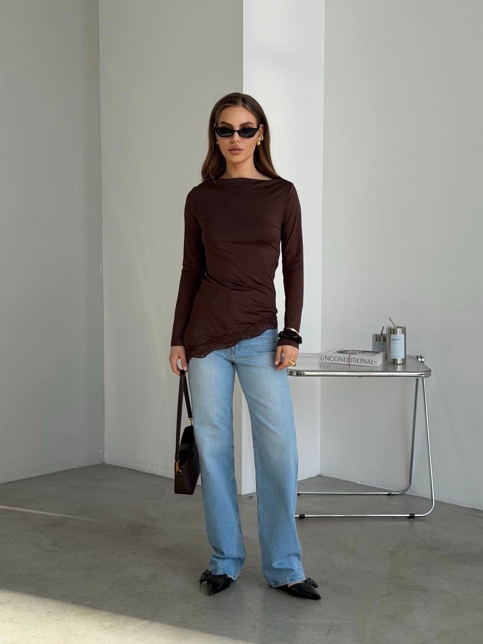 лонгслив женский,лонгслив облегающий нарядный с открытыми плечами драпировкой,лонгслив,лонгслив приталенный,лонгслив с драпировкой