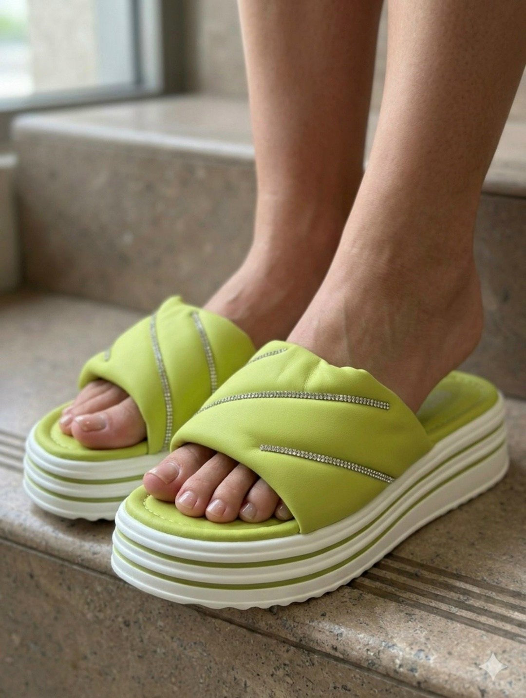 шлепанцы женские,женские шлепанцы на платформе,шлепанцы на платформе,модные шлепанцы,шлепки на платформе