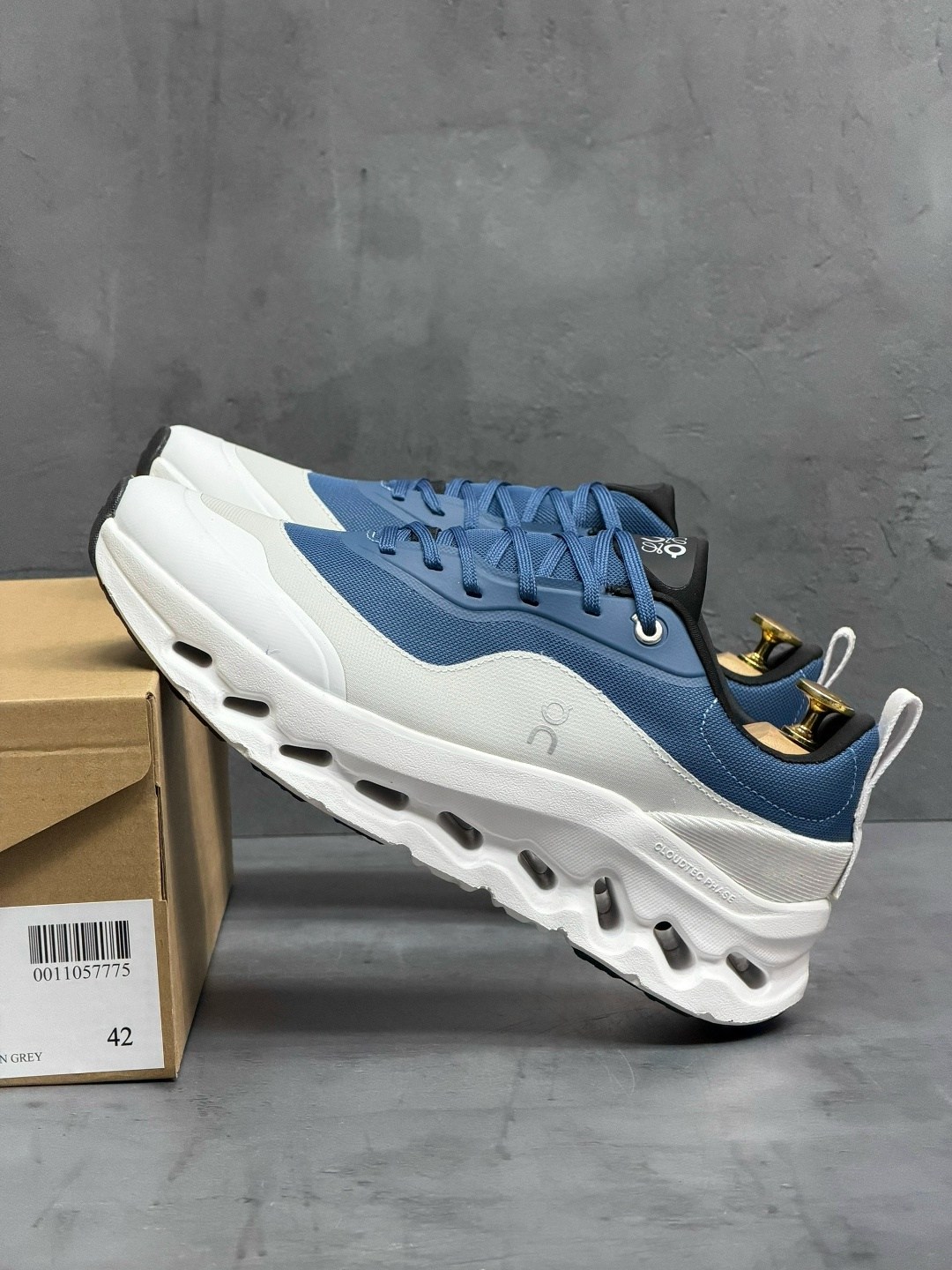 кроссовки cloudtilt 2 blue/white из коллаборации с loewe on running,кроссовки,loewe кроссовки,женские кроссовки,кроссовки cloudtilt 2 tan white gum из коллаборации с loewe on running