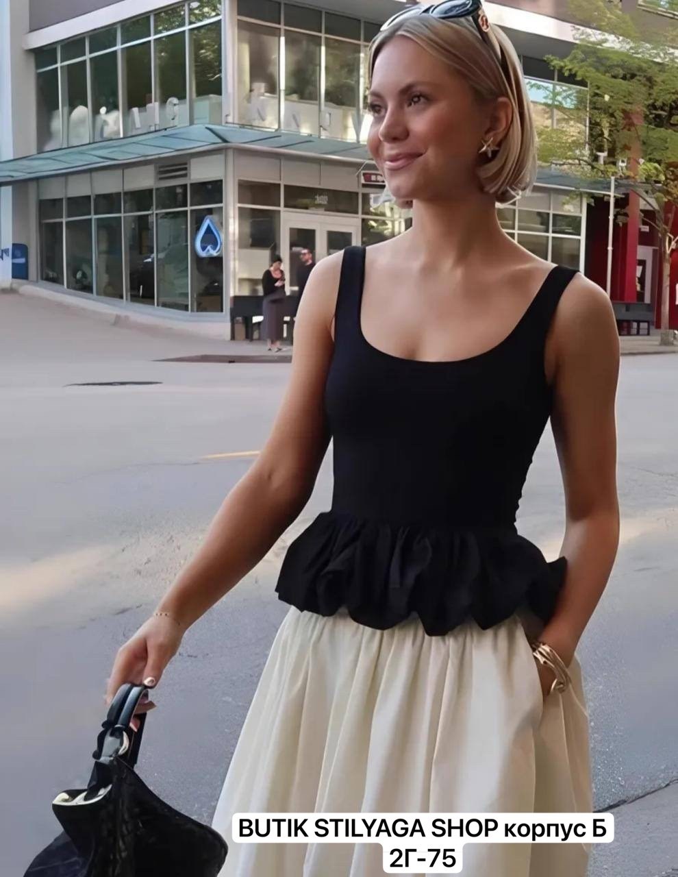 майка с оборками,топ с оборками,женские топы,топ с баской,черный топ на бретелях