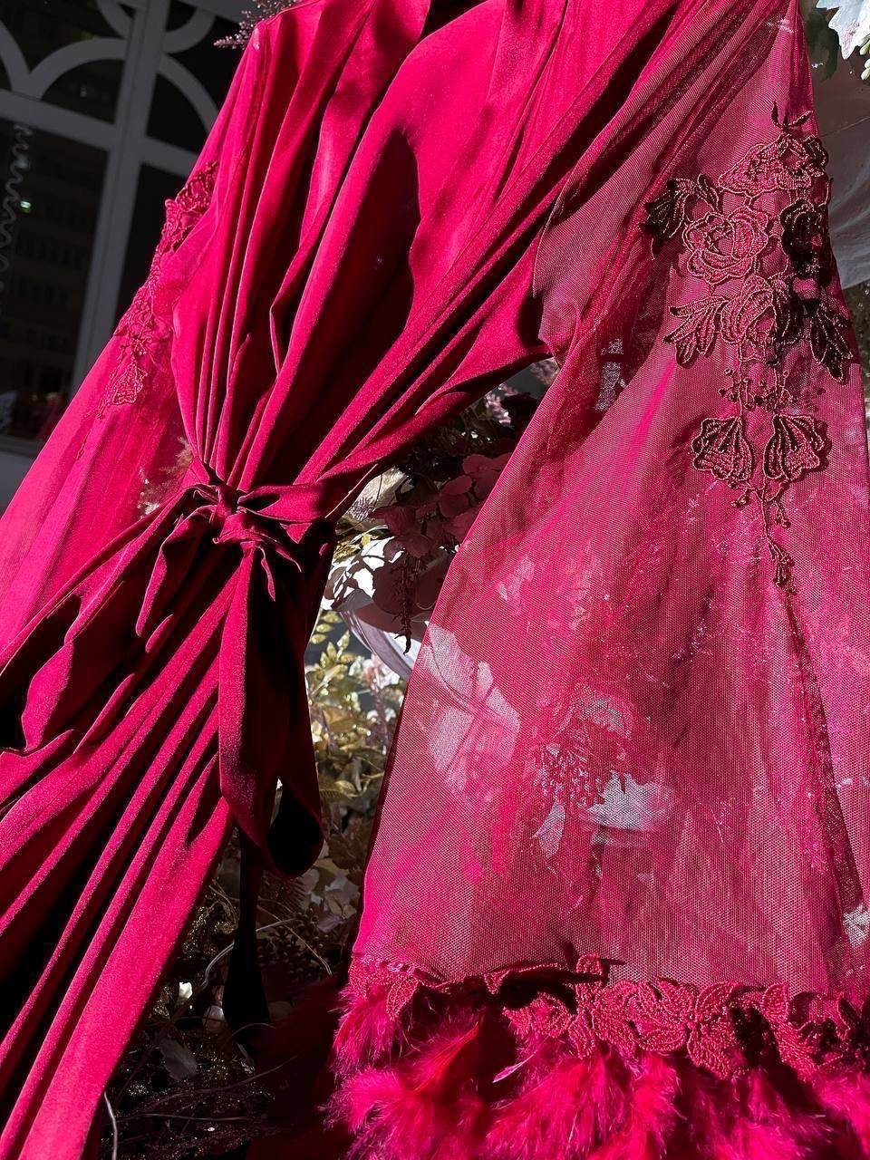 халат с перьями,халат женский шелковый,длинный халат с перьями,шелковый халат,халат женский