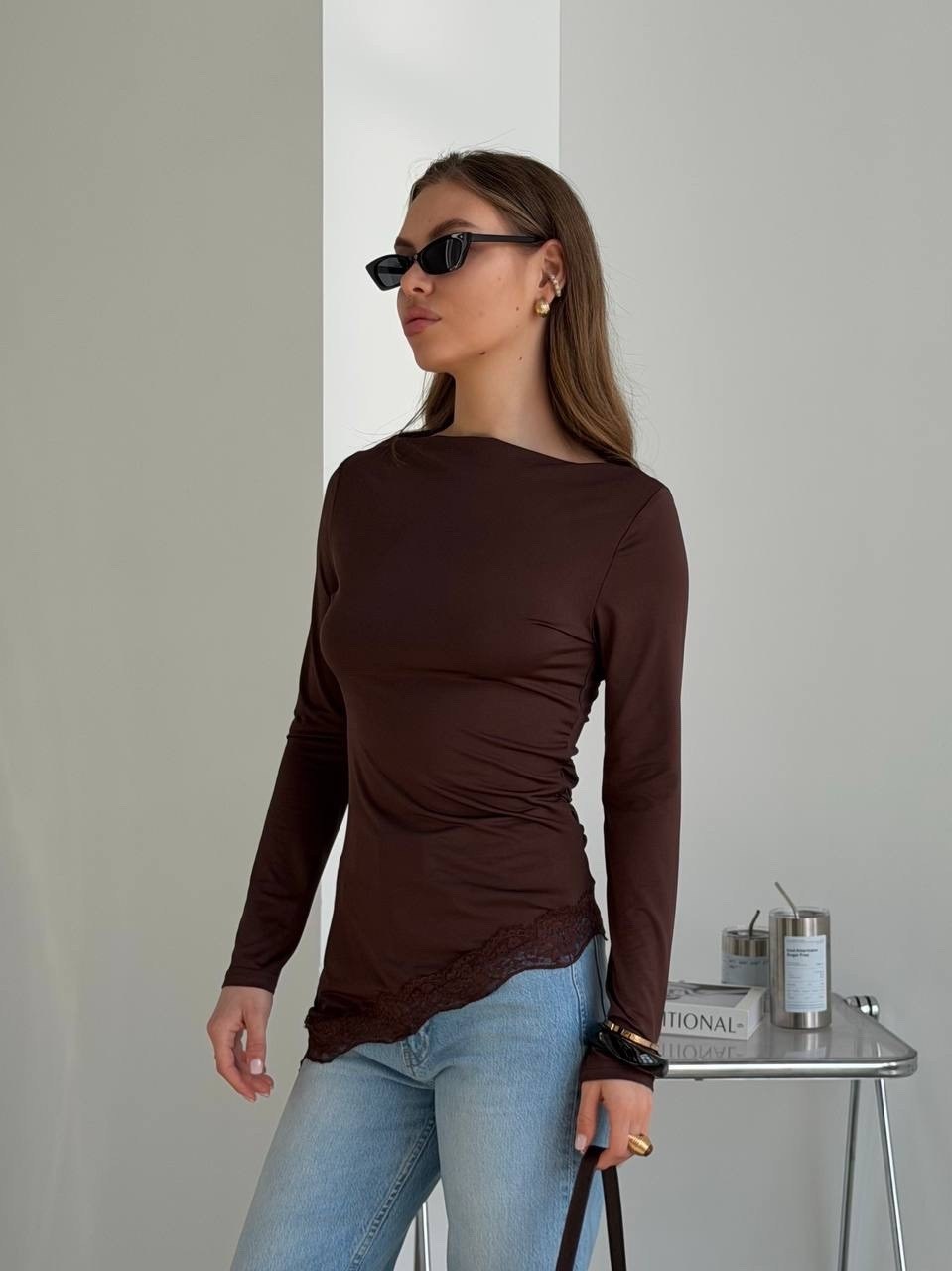 лонгслив женский,лонгслив облегающий нарядный с открытыми плечами драпировкой,лонгслив,лонгслив приталенный,лонгслив с драпировкой