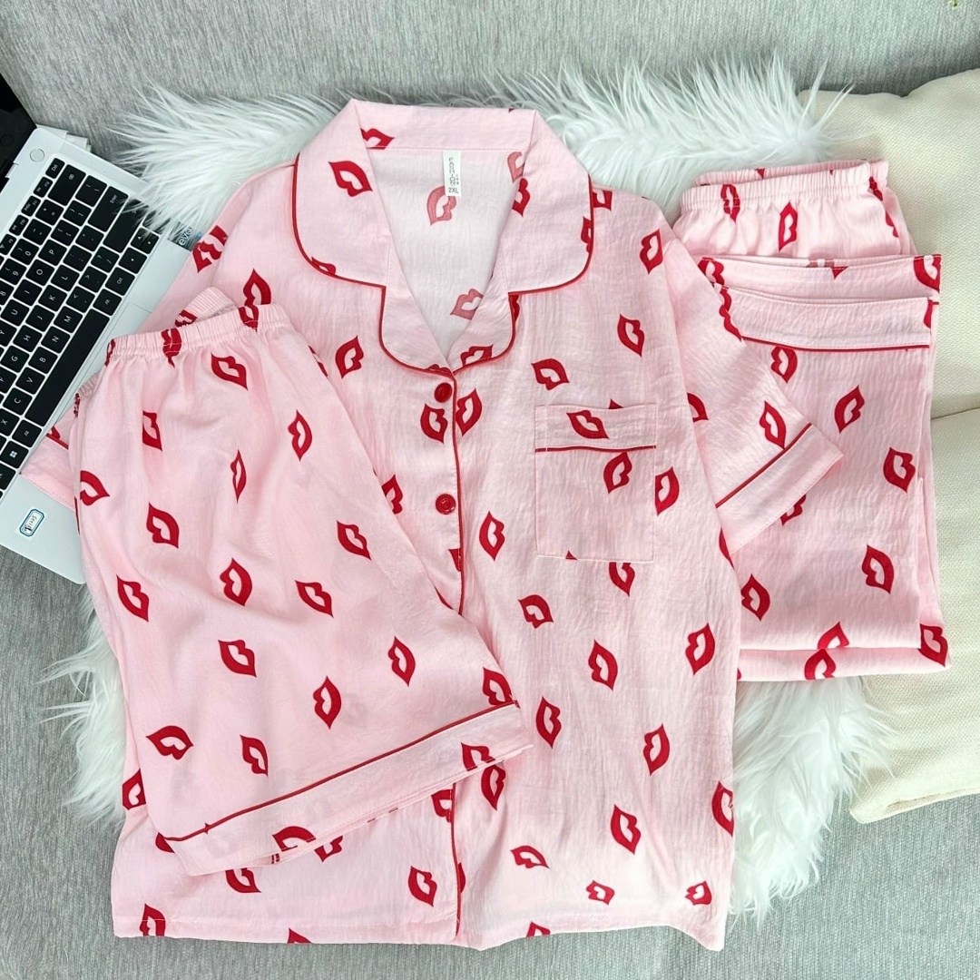 женская пижама с клубничным принтом,пижама женская,женский пижамный комплект,комплект пижама,комплект женских пижам вишневый принт