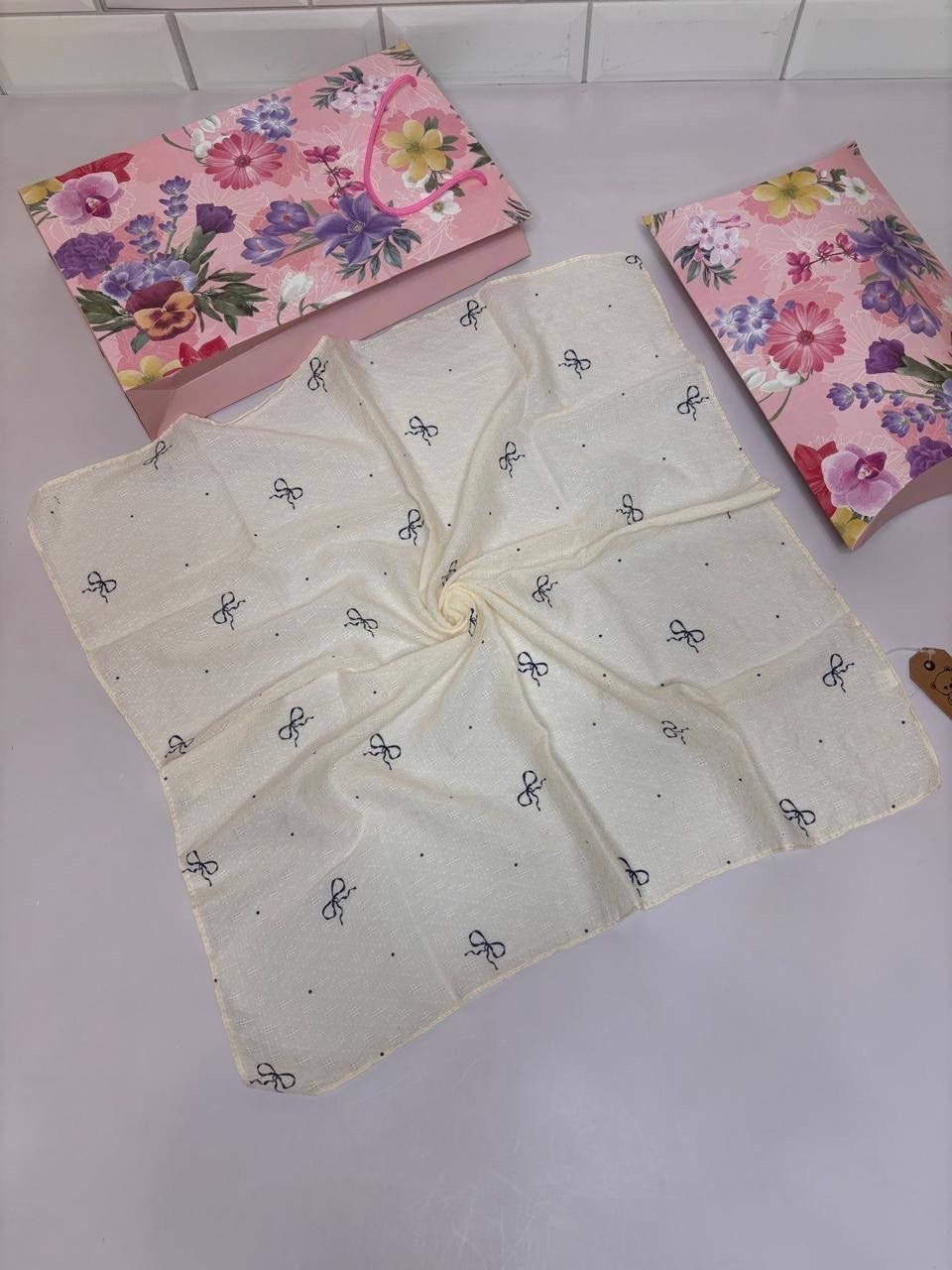 шарфы и платки,женские платки,платки хлопок,платок белый,платок с принтом