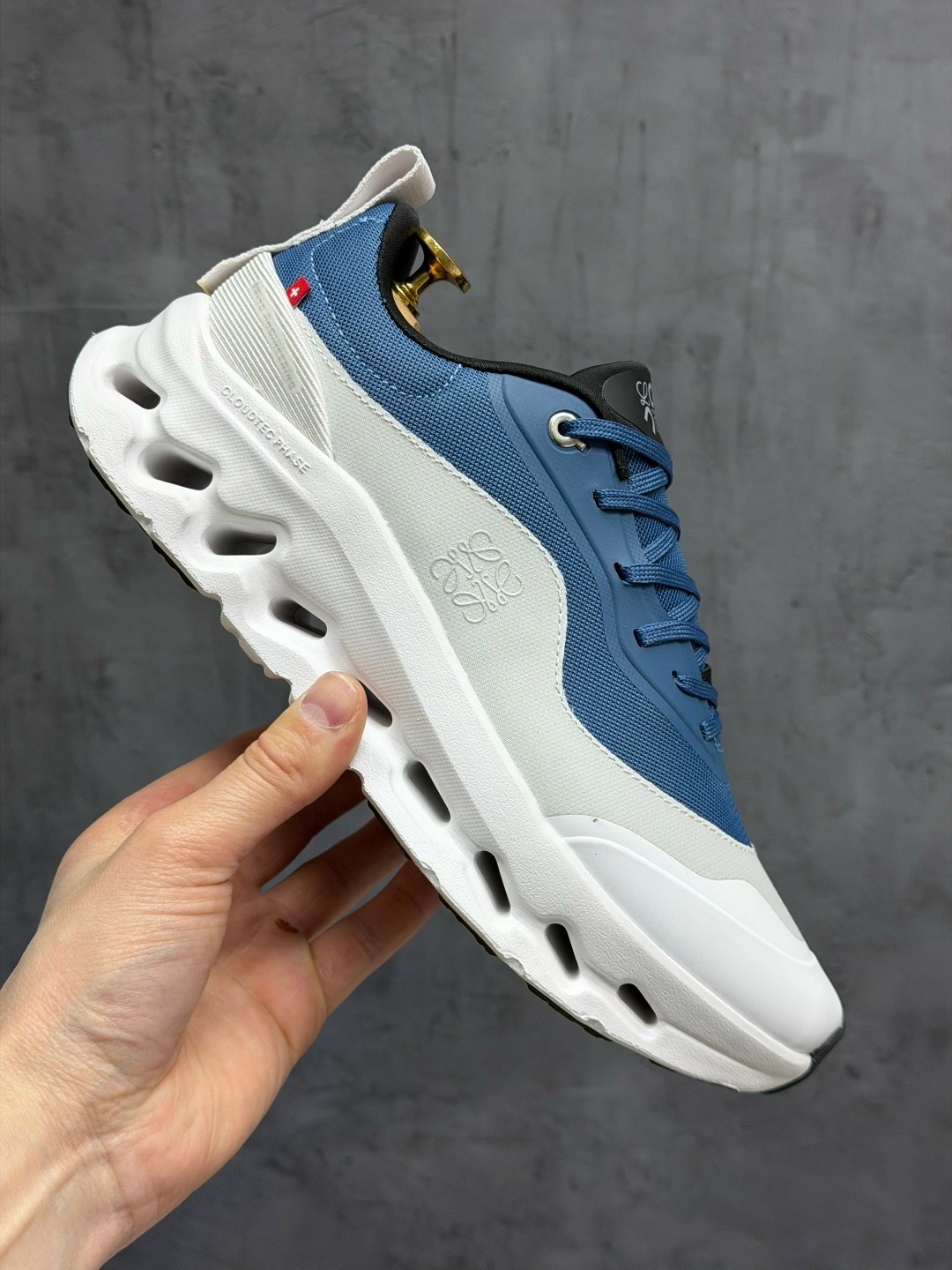 кроссовки cloudtilt 2 blue/white из коллаборации с loewe on running,кроссовки,loewe кроссовки,женские кроссовки,кроссовки cloudtilt 2 tan white gum из коллаборации с loewe on running