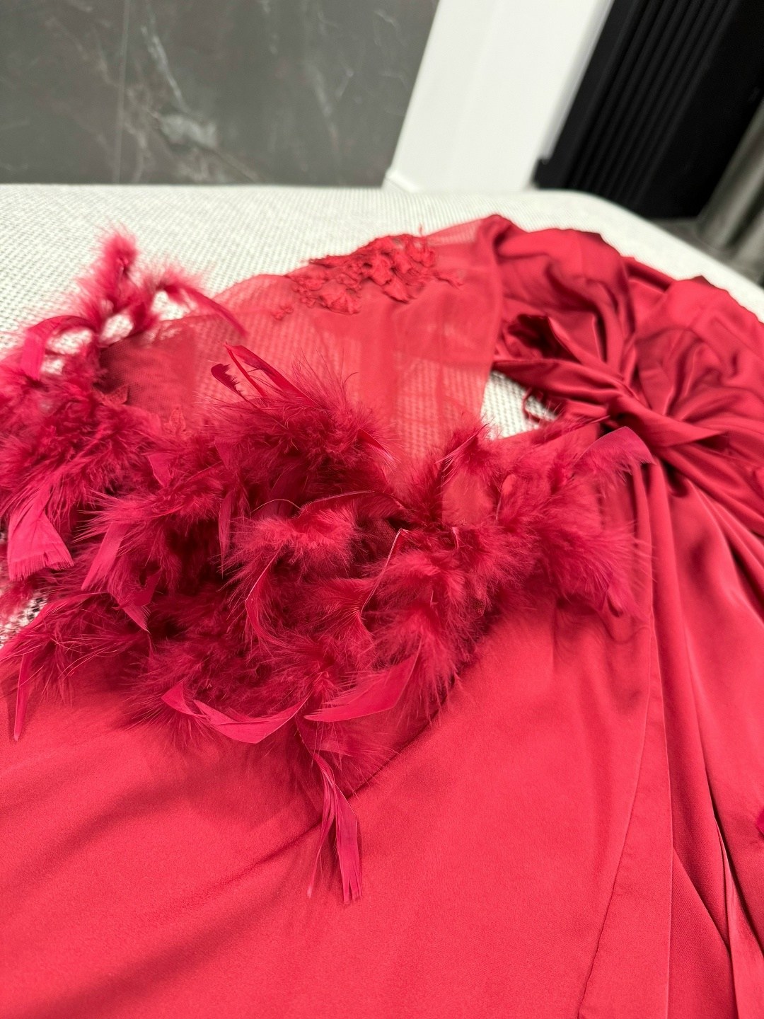 халат с перьями,халат женский шелковый,длинный халат с перьями,шелковый халат,халат женский