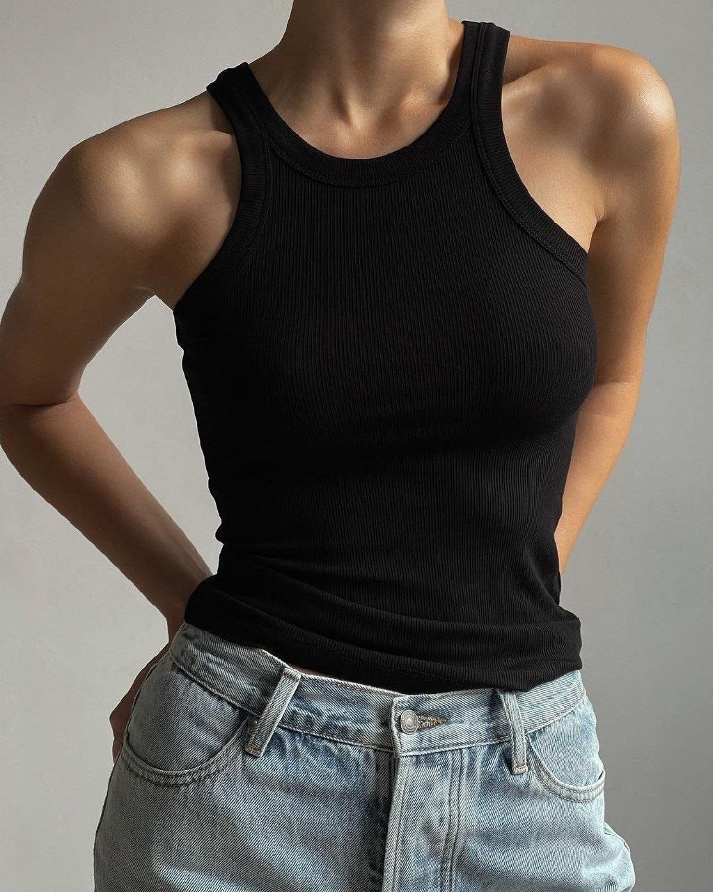 женская майка в рубчик,майка женская,черная майка в рубчик,трендовая женская майка в рубчик,майка в рубчик versa