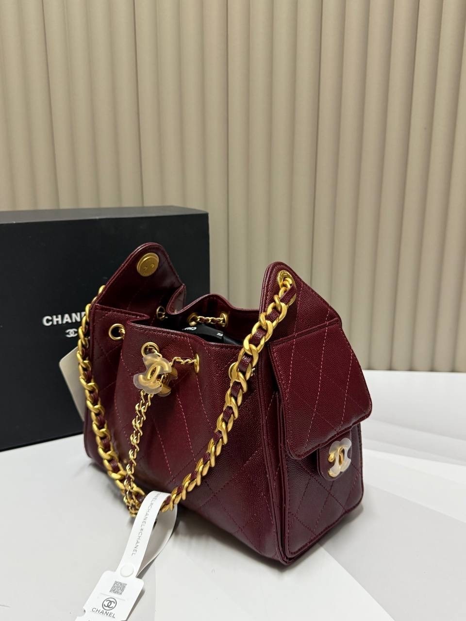 сумка женская шанель стеганая ковша цепь chanel,сумка chanel,chanel белая кожаная сумка через плечо для женщин,белая кожаная сумка chanel 25 small,chanel белая кожаная сумка через плечо