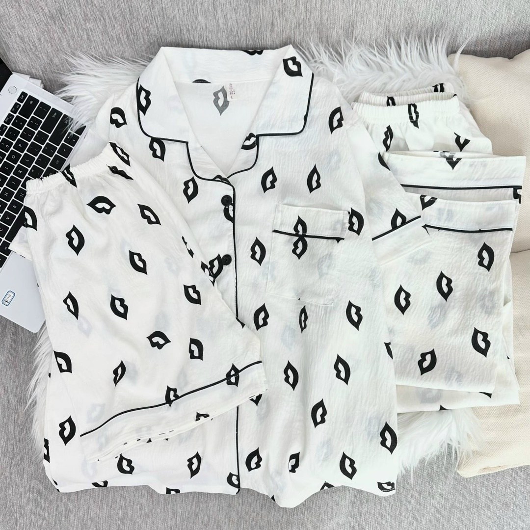 женская пижама с клубничным принтом,пижама женская,женский пижамный комплект,комплект пижама,комплект женских пижам вишневый принт