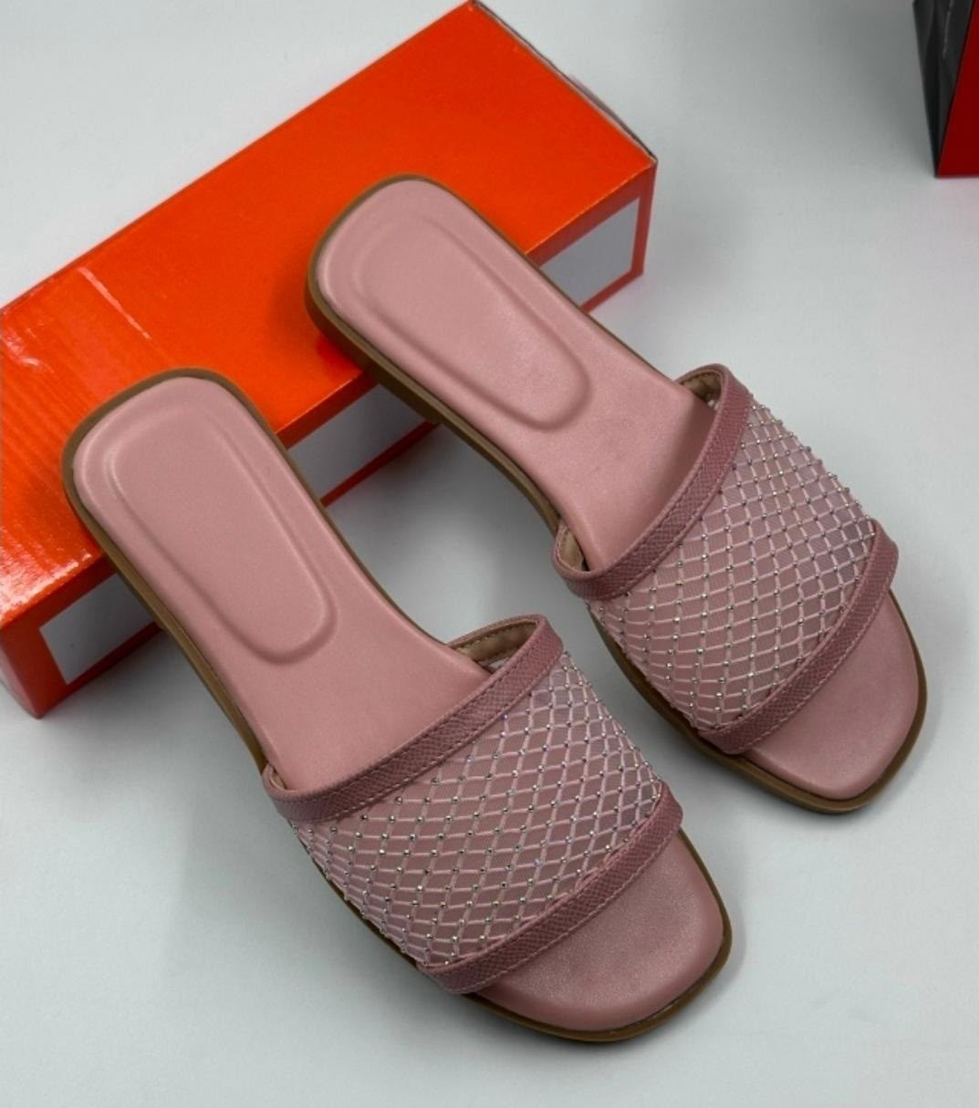 ,модные тапочки,женские шлепанцы,женские тапки,шлепки боттега венета белые