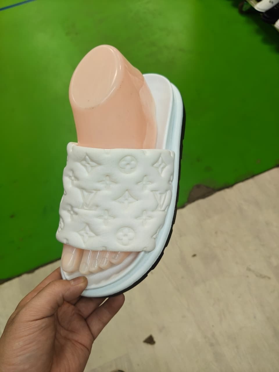 ,луи виттон шлепки женские,тапочки луи виттон мужские,женские шлепанцы,модные тапочки