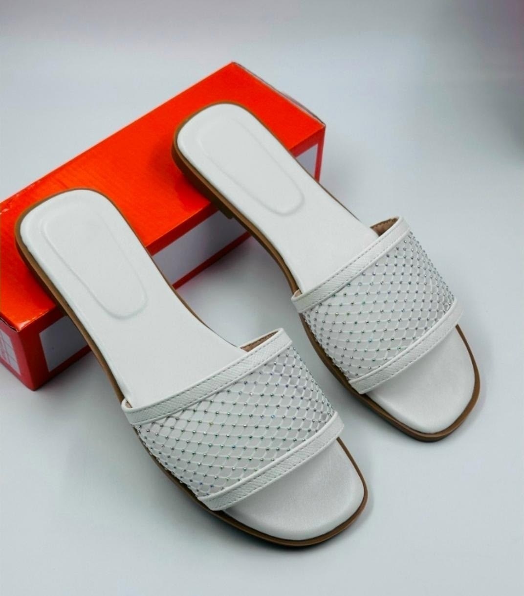 ,модные тапочки,женские шлепанцы,женские тапки,шлепки боттега венета белые