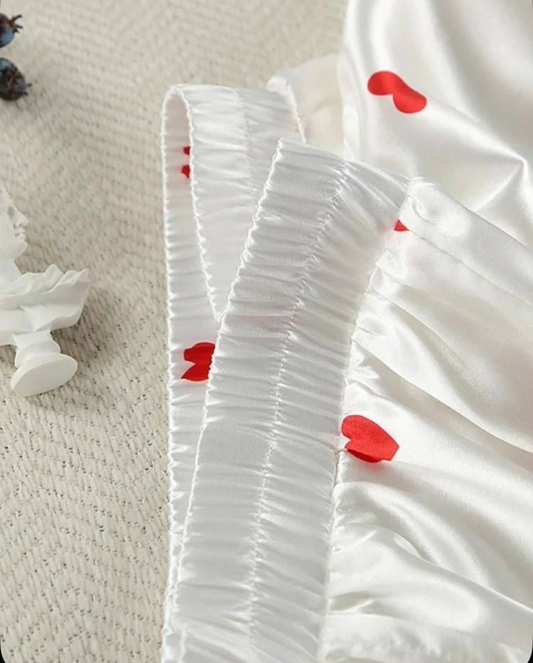 атласная пижама с сердечками белая,белая пижама с красными сердечками,пижама с сердечками,пижама сердце,пижама в сердечко женская