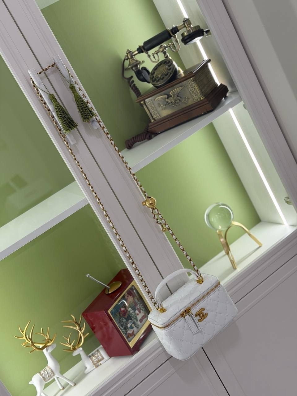 сумка chanel с зеркальным белым цветом,сумка женская chanel,сумка chanel,косметичка chanel,косметичка шанель белая