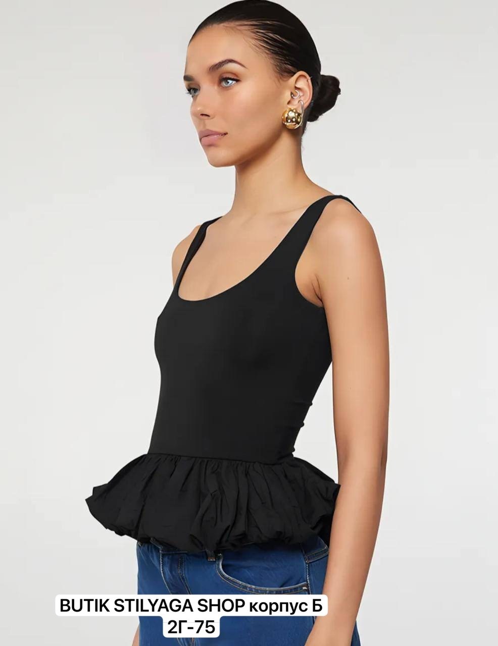 майка с оборками,топ с оборками,женские топы,топ с баской,черный топ на бретелях
