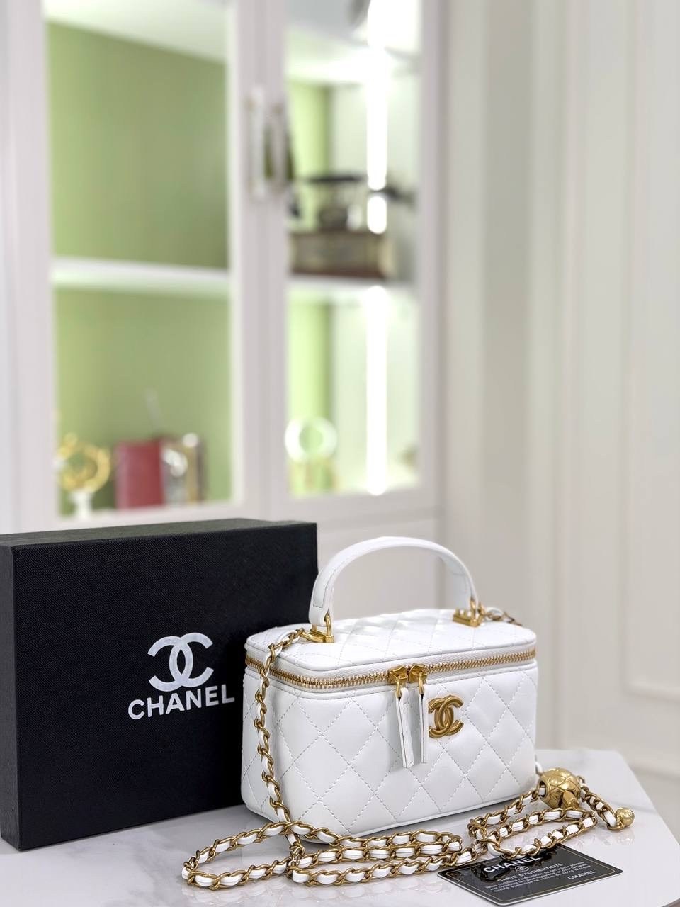 сумка chanel с зеркальным белым цветом,сумка женская chanel,сумка chanel,косметичка chanel,косметичка шанель белая