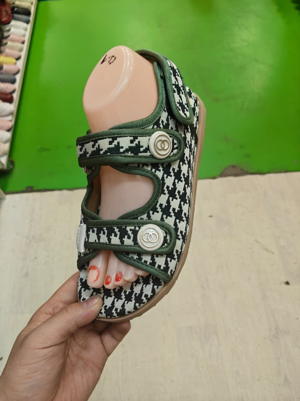 ,луи виттон шлепки женские,тапочки луи виттон мужские,женские шлепанцы,модные тапочки