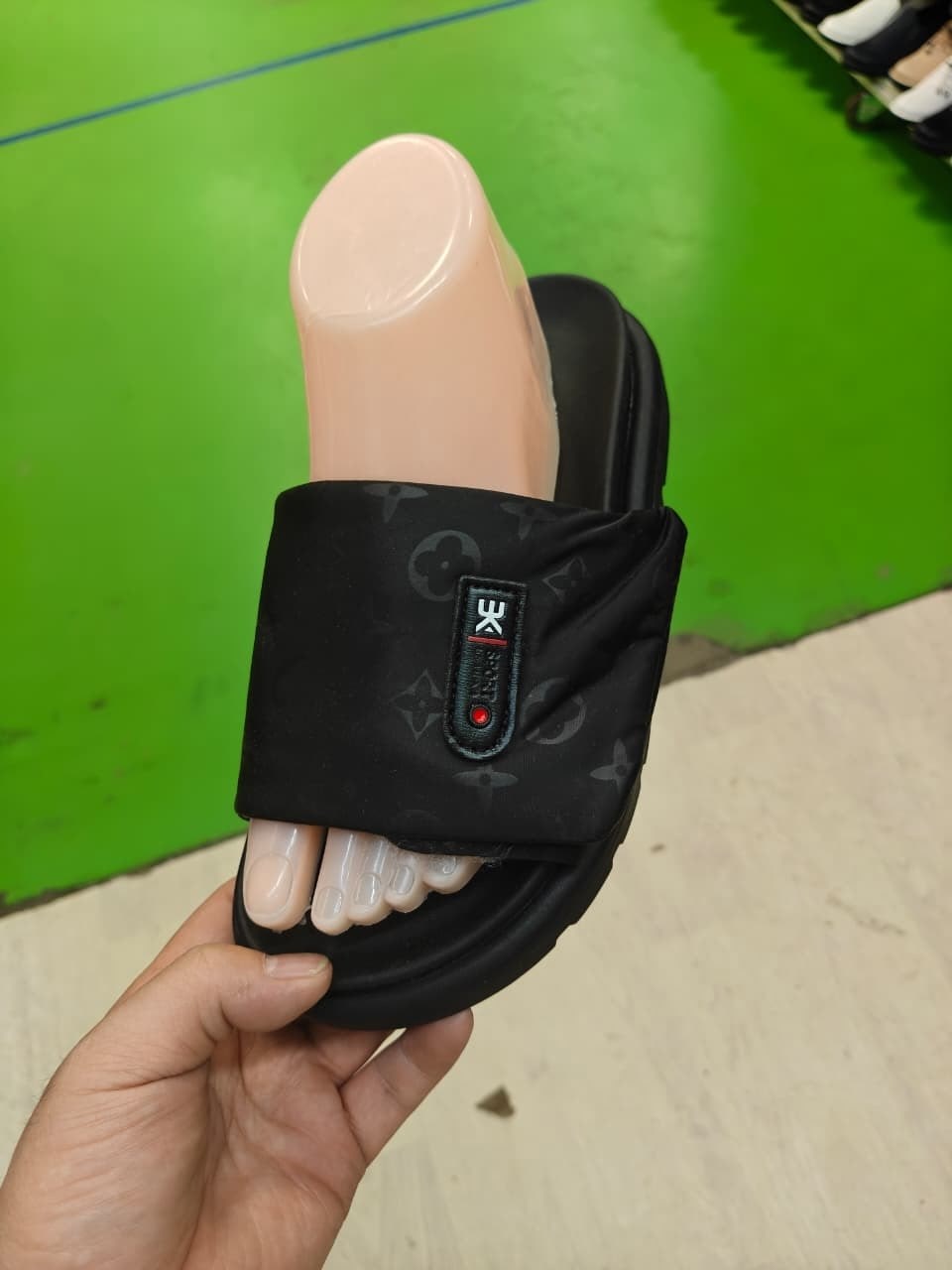 ,луи виттон шлепки женские,тапочки луи виттон мужские,женские шлепанцы,модные тапочки