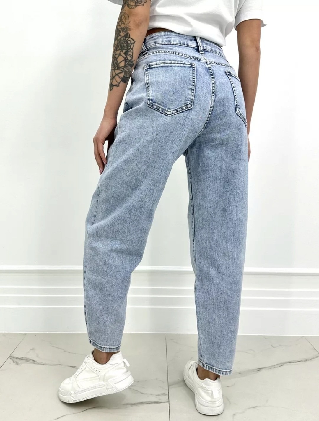 модные образы с джинсами,образ с серыми джинсами,одежда кэжуал,стиле кэжуал