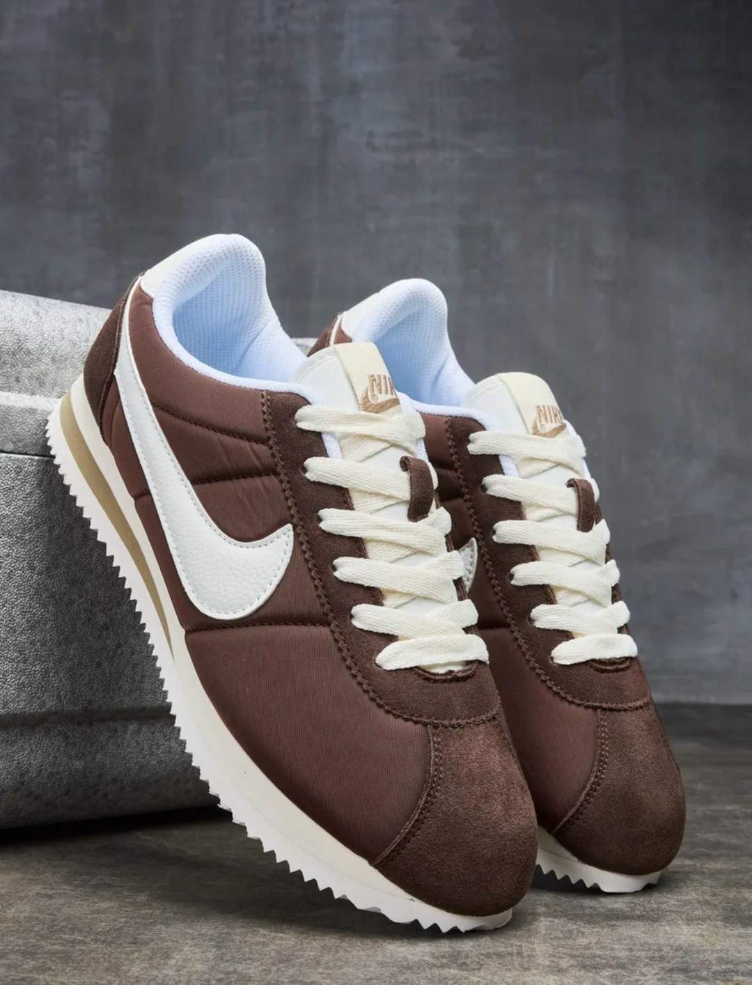 тренч с кроссовками,модный стиль,мода стиль,тренч