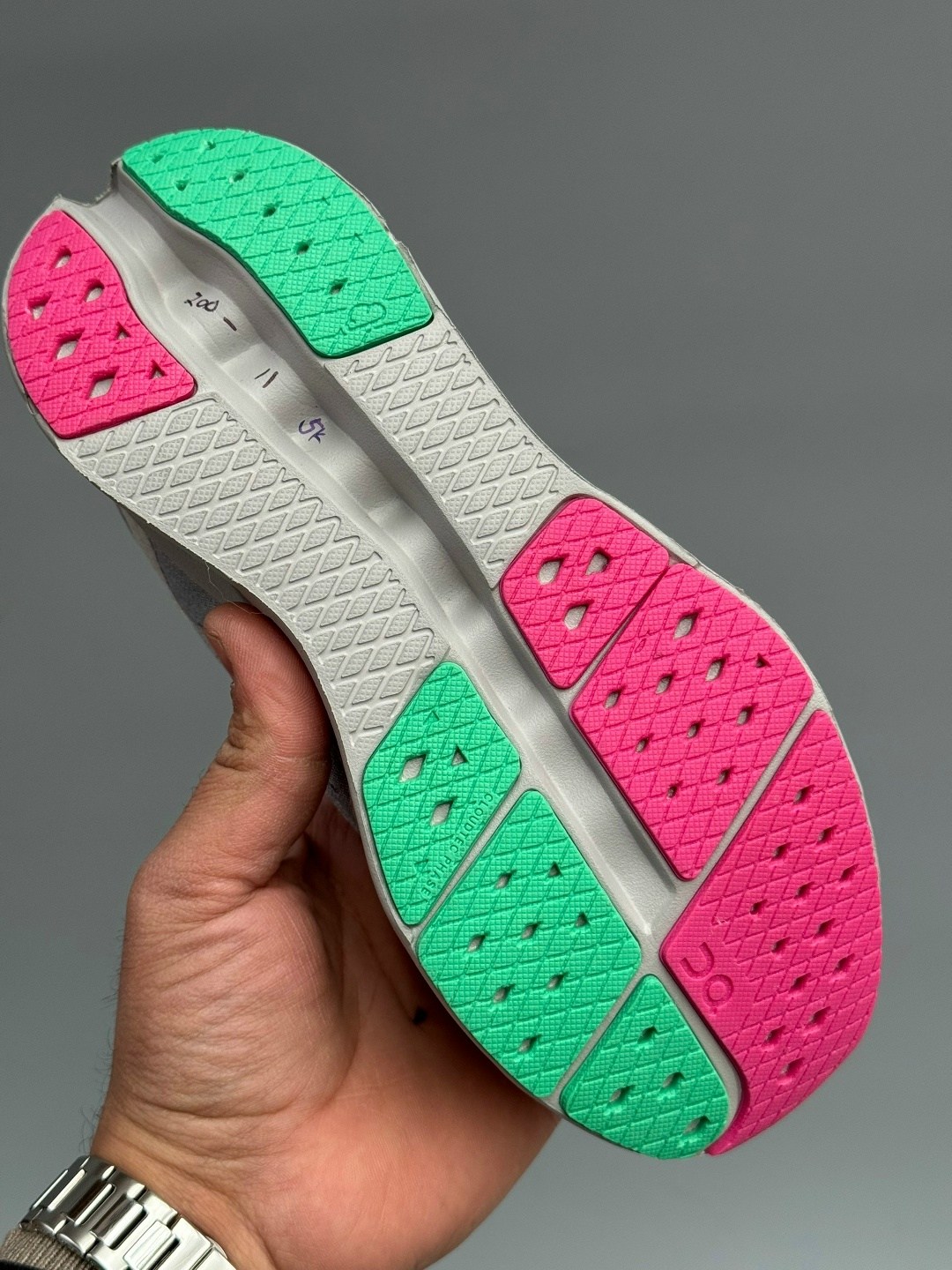 кроссовки on cloudsurfer,кроссовки,повседневные кроссовки,кроссовки беговые,кроссовки on