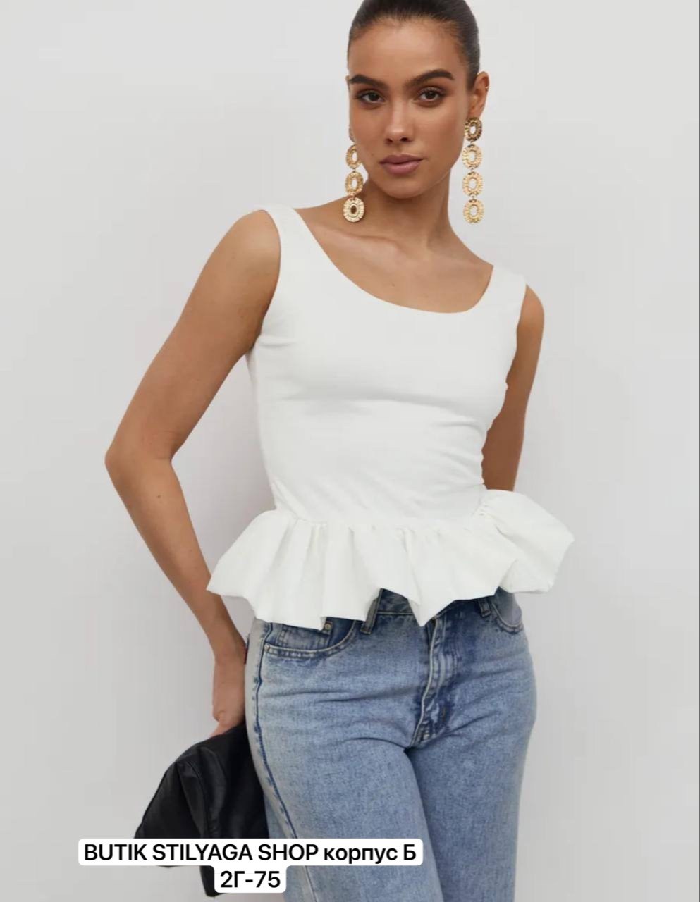 майка с оборками,топ с оборками,женские топы,топ с баской,черный топ на бретелях