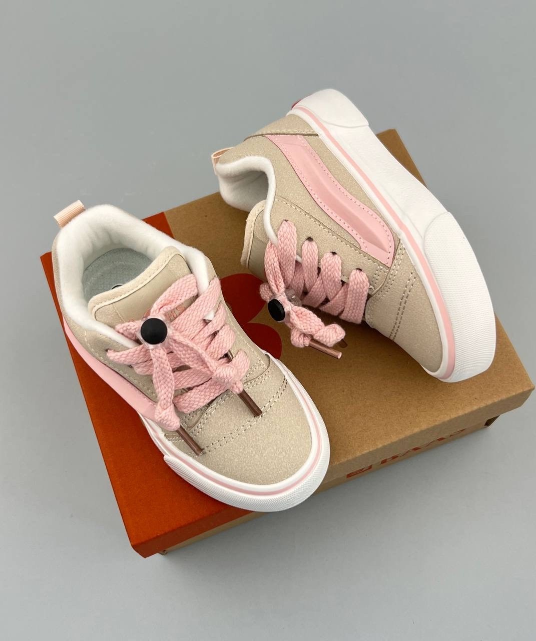 ,женские кроссовки,розовые кроссовки,кроссовки модные,спортивная