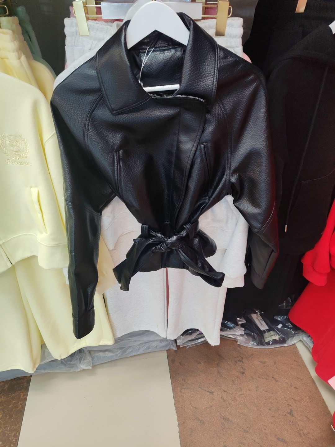 кожаная куртка,кожаная куртка женская,куртка из искусственной кожи женская,кожаная куртка черный цвет,кожаная куртка косуха женская