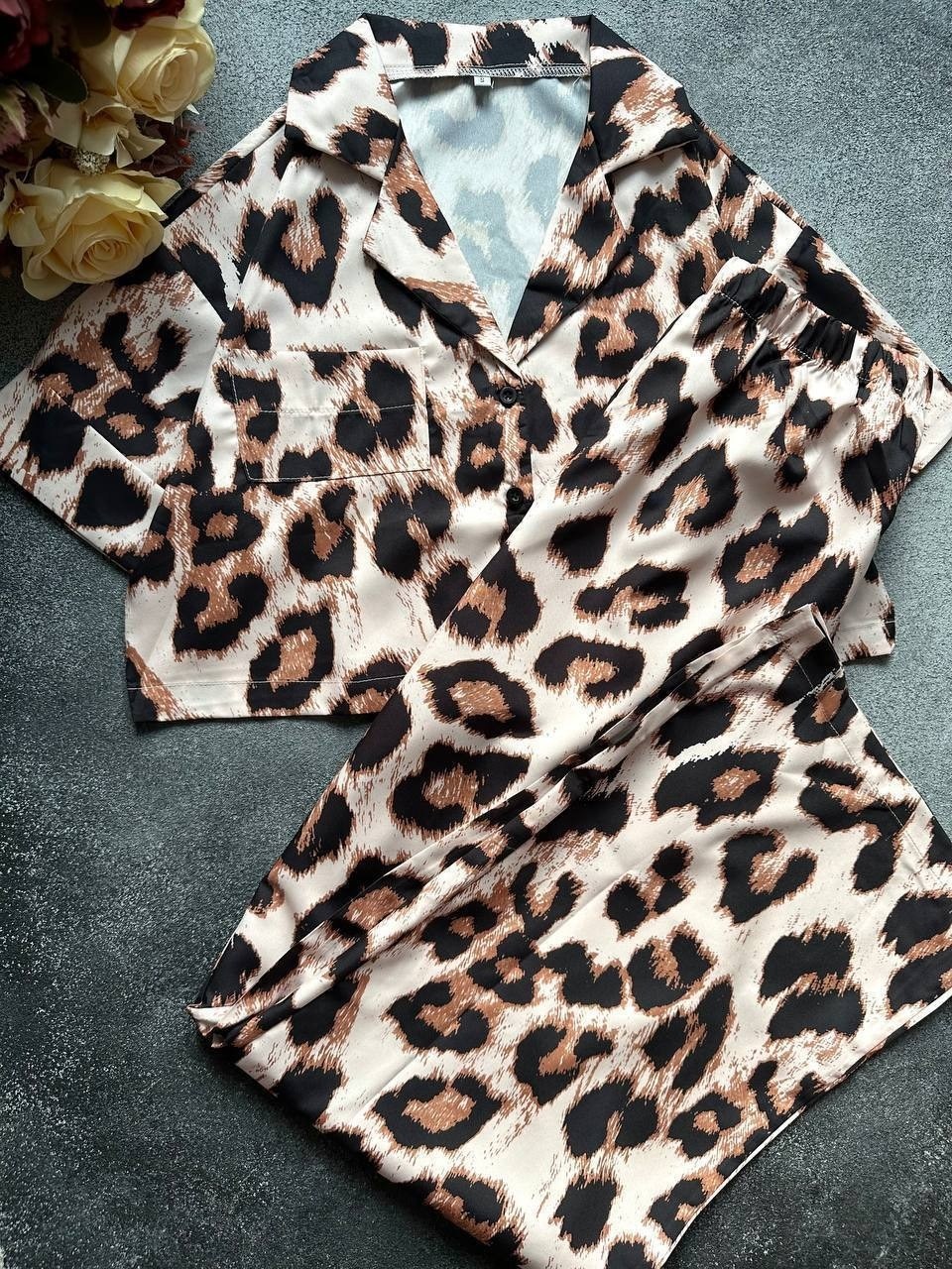 костюм леопардовый женский брючный стильный,костюм в пижамном стиле с брюками палаццо и рубашкой sulimoff цвет леопардовый,леопардовый костюм,леопардовый костюм женский брючный,костюм в пижамном стиле