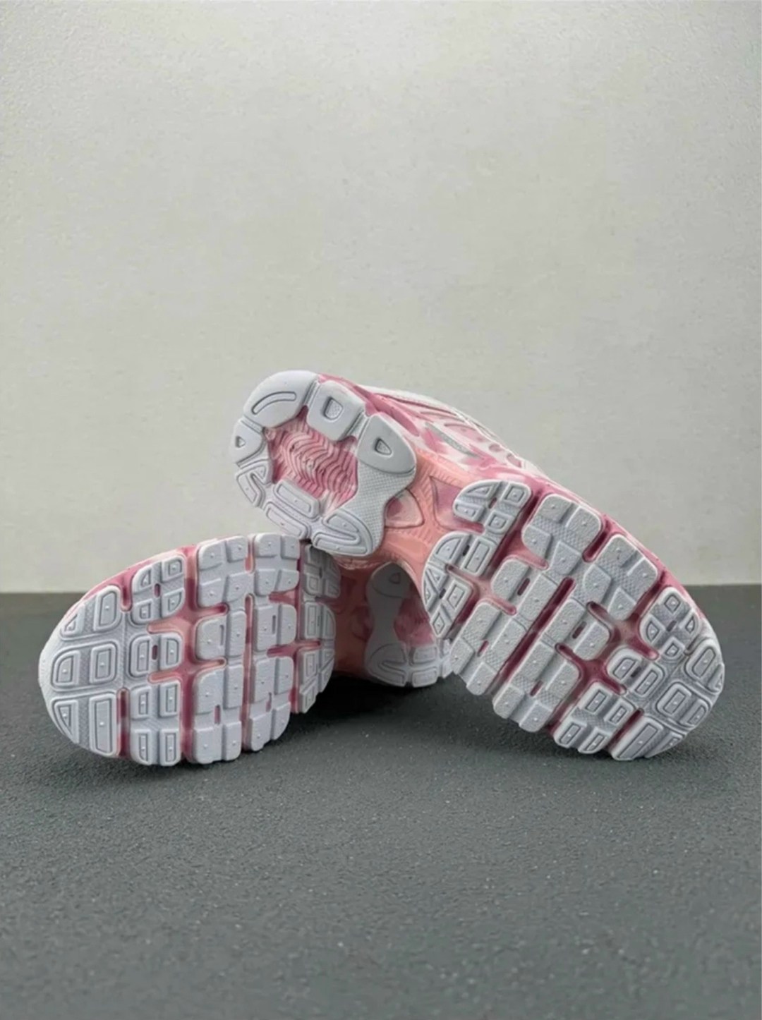 кроссовки nike zoom vomero 5,женские кроссовки nike air zoom vomero 5,nike air zoom vomero 5,nike v2k run женские беговые кроссовки,кроссовки zoom vomero 5 triple pink nike