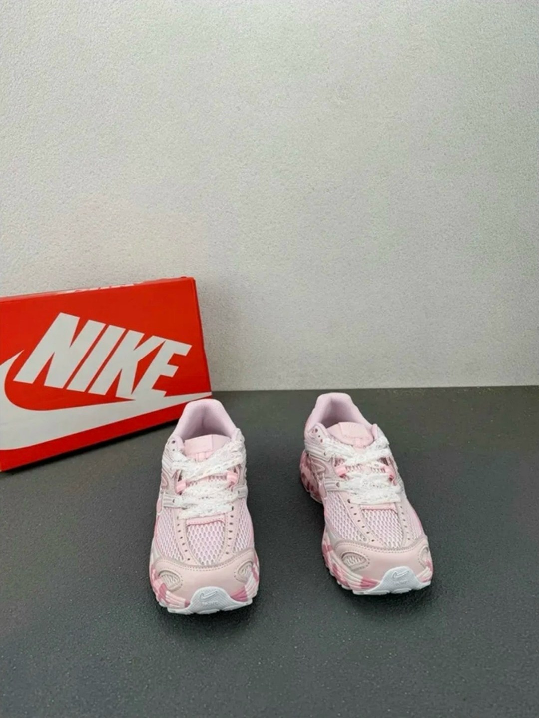 кроссовки nike zoom vomero 5,женские кроссовки nike air zoom vomero 5,nike air zoom vomero 5,nike v2k run женские беговые кроссовки,кроссовки zoom vomero 5 triple pink nike