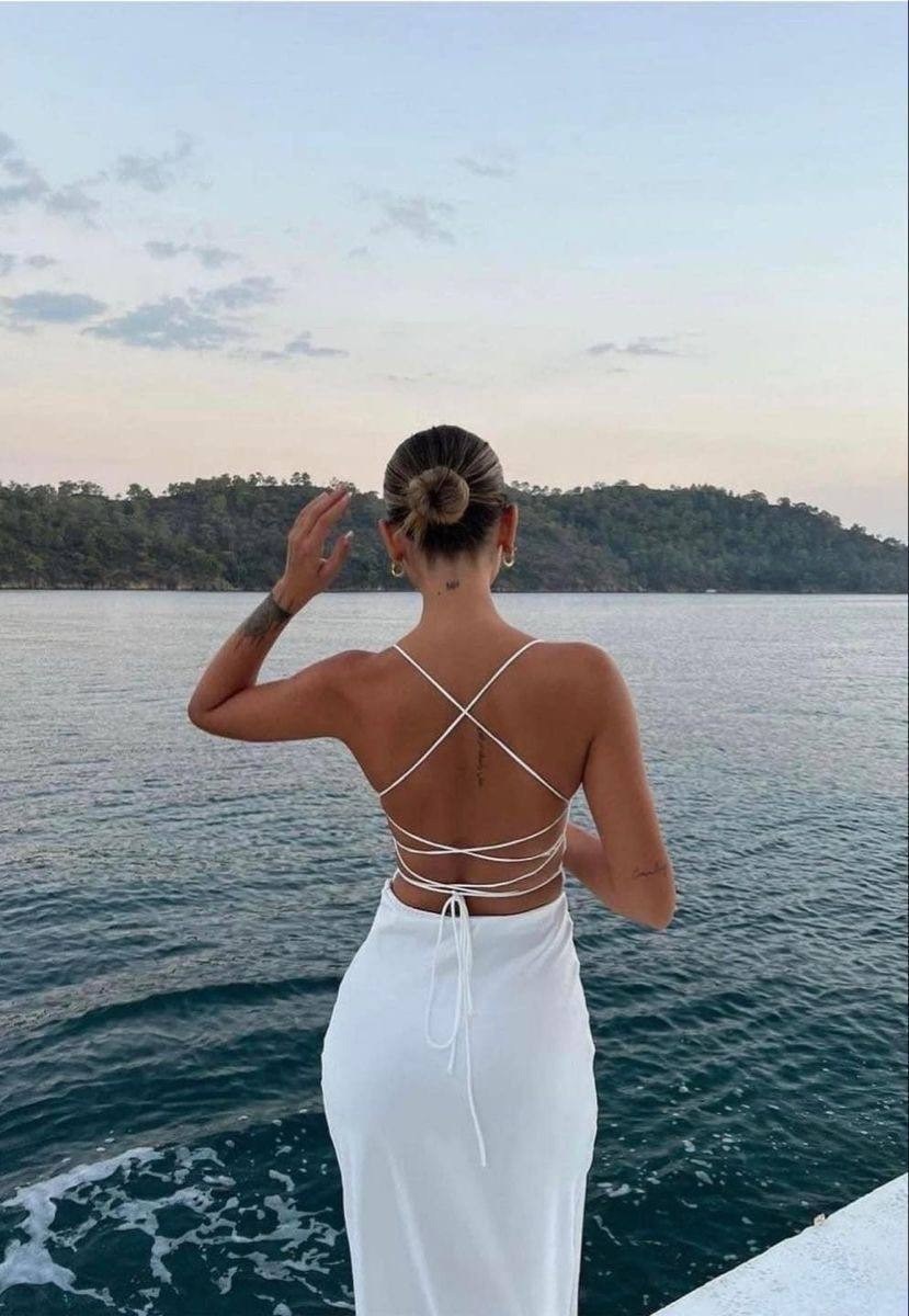 девушка в белом облегающем платье,облегающее платье,платье обтягивающее,девушка в облегающем платье без бюстгальтера,вечернее платье обтягивающее