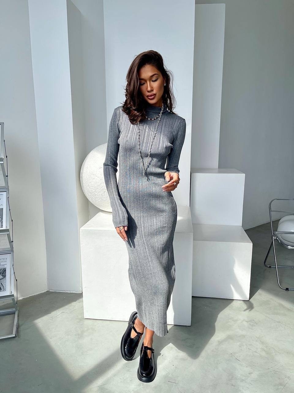 платье лапша трикотажное макси ze fashion,платье трикотажная,трикотажное платье-лапша длины макси с высоким горлом,платье лапша трикотажное макси ze fashion цвет серый,платье лапша трикотажное макси