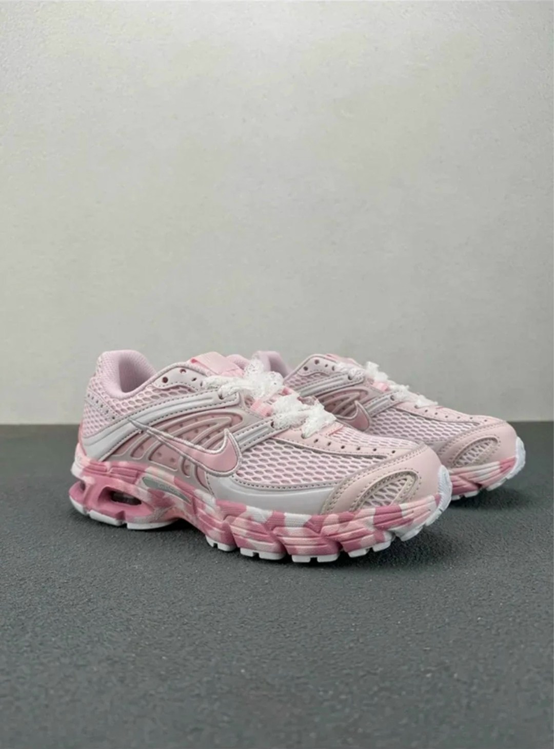 кроссовки nike zoom vomero 5,женские кроссовки nike air zoom vomero 5,nike air zoom vomero 5,nike v2k run женские беговые кроссовки,кроссовки zoom vomero 5 triple pink nike