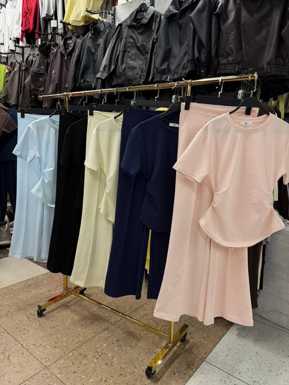 белый брючный костюм,брючный костюм,белый костюм с баской,элегантные наряды,белый костюм