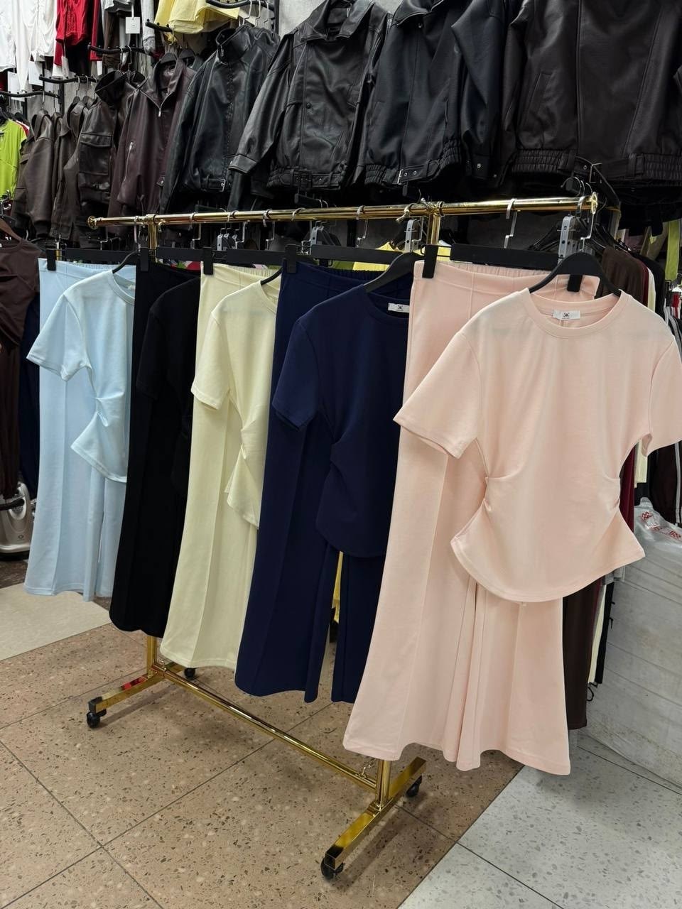 белый брючный костюм,брючный костюм,белый костюм с баской,элегантные наряды,белый костюм