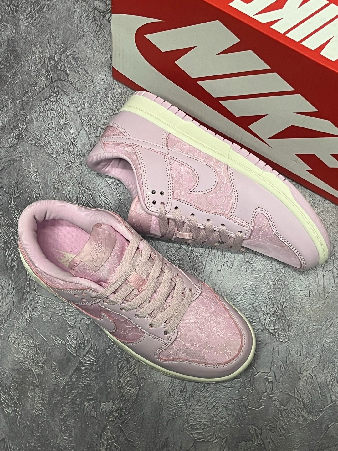 nike dunk low pink,кроссовки nike sb dunk low pink,кроссовки nike dunk low gs 'pink velvet' розовый,nike dunk pink pigeon,найк данк лоу пинк вельвет