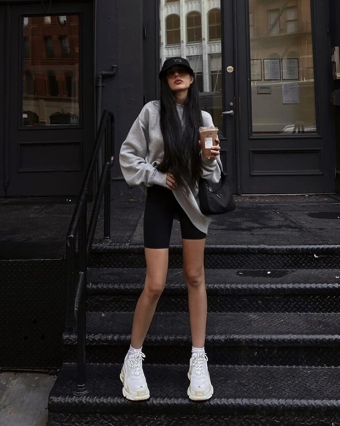 модный стиль одежды,образ с велосипедками,велосипедки с футболкой оверсайз,стильный наряд